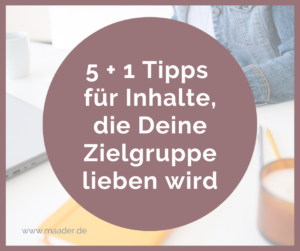 5 + 1 Tipps für Themen, die Deine Zielgruppe lieben wird - veschwommener Hintergrund, Simone Maader schreibend am Tisch.
