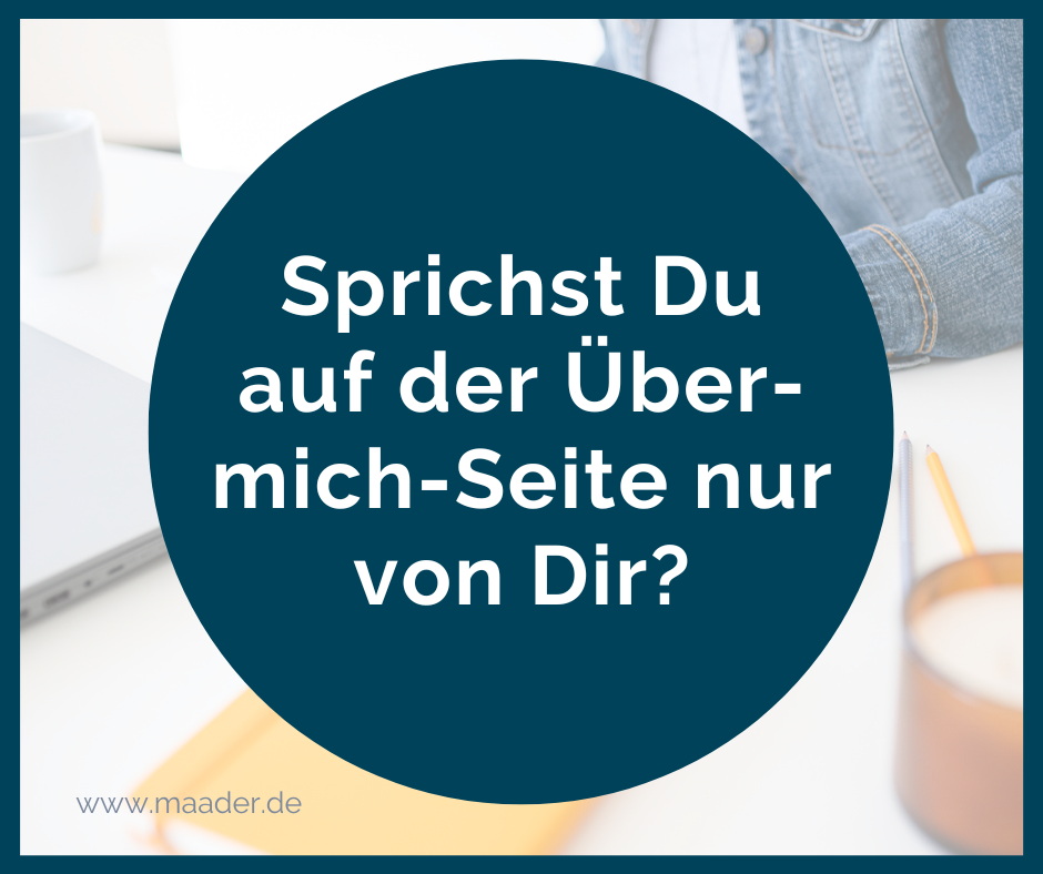 Weißer Text auf petrolfarbenem Hintergrund: Tipps für Deine Über-mich-Seite – Sprichst Du auf der Über-mich-Seite nur von Dir selbst?