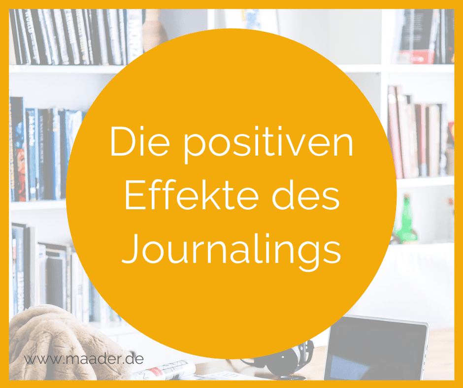 Schreibtisch mit Laptop und Bücherregal im Hintergrund, Text im Bild: Journaling und seine positiven Effekte